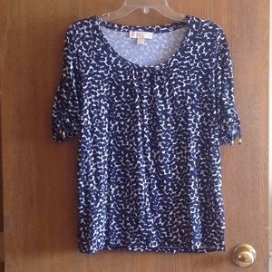 LADIES PRINT SIZE XL NAVY AND WHITE TOP.